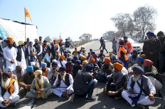 बेहबल कलां बेअदबी को लेकर सड़क जाम करने से यातायात हुआ अस्त-व्यस्त