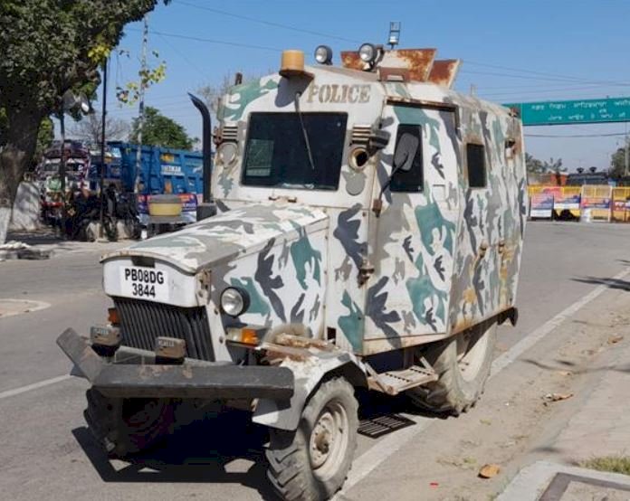 बंदी सिंहों की रिहाई की मांग कर रहे कार्यकर्ताओं से निपटने की तैयारी, पुलिस द्वारा मोहाली-चंडीगढ़ बॉर्डर पर बख्तरबंद ट्रैक्टर तैनात