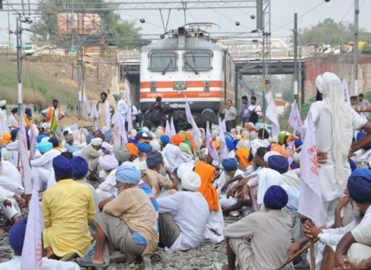 गुरदासपुर में लगातार दूसरे दिन रेल ट्रैक जाम, यात्री परेशान