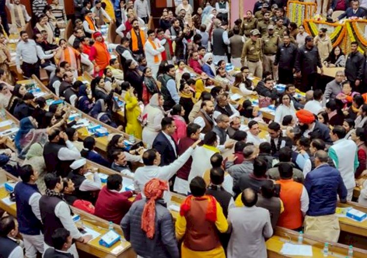 दिल्ली एमसीडी हाउस में हंगामा, आप-बीजेपी ने एक-दूसरे के खिलाफ दर्ज कराई शिकायत