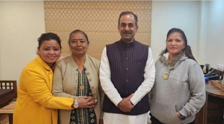 कॉमेडियन भारती सिंह अपनी मां के किडनी के इलाज के लिए एचआईआईएमएस पहुंचीं