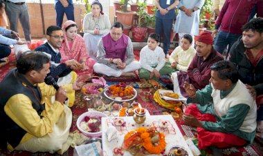 सीएम धामी ने सपरिवार की डाट काली माता मंदिर में पूजा अर्चना