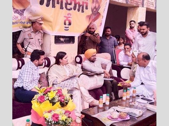 पंजाब सरकार मंत्री अनमोल गगन मान ने खरड़ निर्वाचन क्षेत्र के ग्रामीणों की शिकायतें सुनीं