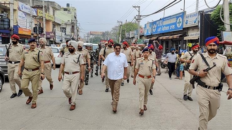 जनता में सुरक्षा की भावना जगाने के लिए नवांशहर डीसी और एसएसपी ने किया फ्लैग मार्च