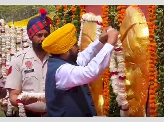 मुख्यमंत्री मान ने हुसैनीवाला में शहीद स्मारक पर शहीद दिवस पर भगत सिंह, राजगुरु और सुखदेव को पुष्पांजलि अर्पित की