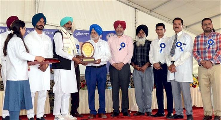 वेटनरी यूनिवर्सिटी ने चार प्रगतिशील किसानों को मुख्यमंत्री पुरस्कार से सम्मानित किया