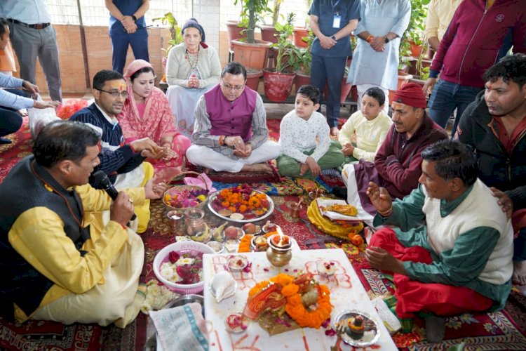 सीएम धामी ने सपरिवार की डाट काली माता मंदिर में पूजा अर्चना