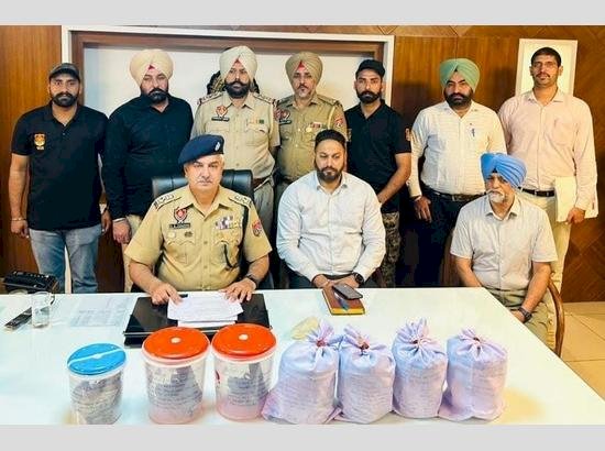 तरनतारन पुलिस ने दो अपराधियों को किया गिरफ्तार,  4 किलो हेरोइन, 2 पिस्टल, 18 जिंदा कारतूस, 2.6 लाख रुपये की ड्रग मनी बरामद
