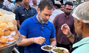 राहुल गांधी ने बंगाली मार्केट और पुरानी दिल्ली पहुँच लोगों के साथ चाट गोलगप्पे के लिया जायका