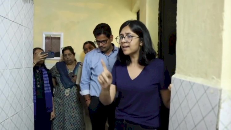 दिल्ली महिला आयोग की अध्यक्ष स्वाति मालीवाल का औचक निरीक्षण, सार्वजनिक शौचालय में पाया तेजाब