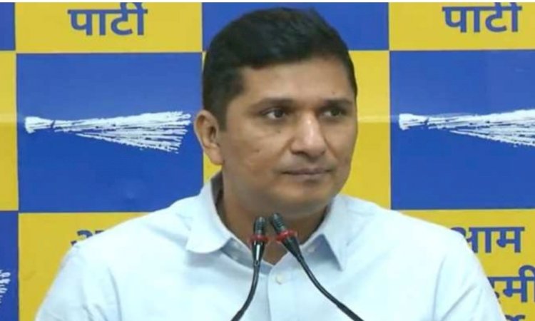 दिल्ली सरकार के कामों के श्रेय ले रहे दिल्ली के एलजी विनय सक्सेना