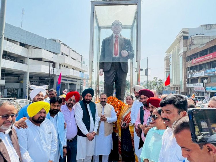 आप के वरिष्ठ नेताओं ने डॉ भीम राव अंबेडकर को दी श्रद्धांजलि