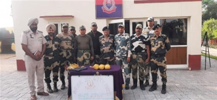 बीएसएफ ने अमृतसर में पाक ड्रोन से गिराए गए तीन किलो नशीले पदार्थ को जब्त किया है