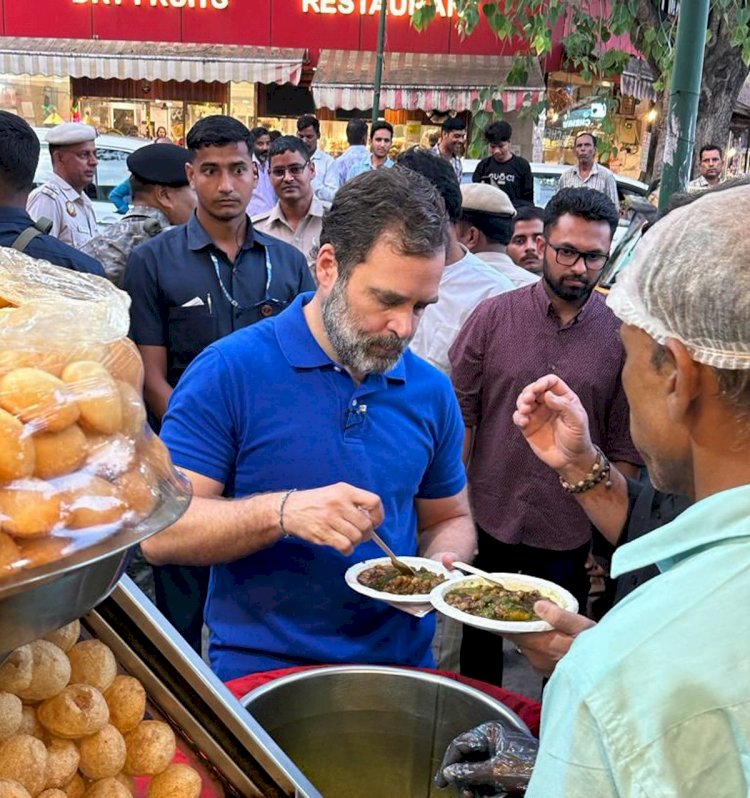 राहुल गांधी ने बंगाली मार्केट और पुरानी दिल्ली पहुँच लोगों के साथ चाट गोलगप्पे के लिया जायका