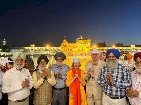 यूरोपीय प्रतिनिधिमंडल ने स्वर्ण मंदिर, अमृतसर में शांति के लिए प्रार्थना की