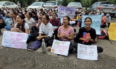 पीजीआई की करीब 200 नर्सिंग छात्राओं ने भर्ती नहीं होने के विरोध में प्रदर्शन किया