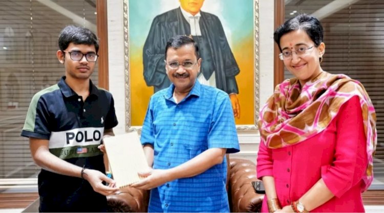 दिल्ली के सरकारी स्कूल के छात्र आस्तिक नारायण को मिले 100 फीसदी अंक, केजरीवाल ने हौसला बढ़ाया