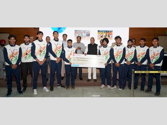 चंडीगढ़ का नाम रोशन करने वाले खेलो इंडिया यूथ गेम्स के पदक विजेताओं और प्रशिक्षकों को प्रशासक ने किया सम्मानित