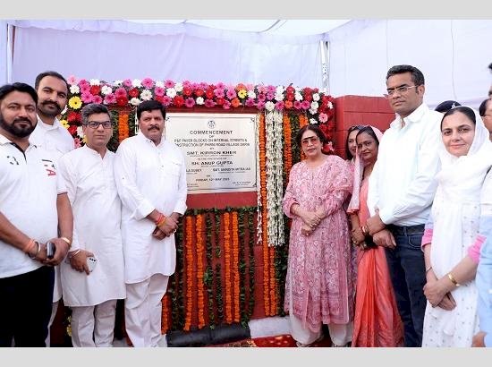 किरण खेर ने गांव दरिया में आंतरिक गलियों में पेवर ब्लॉक लगाने और लगाने का शिलान्यास किया