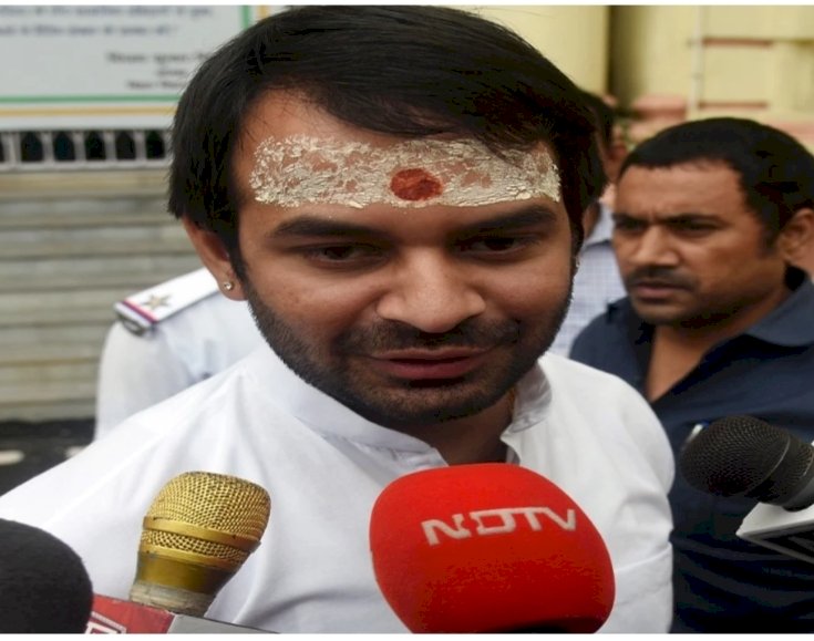 बागेश्वर बाबा पर फिर बरसे तेज प्रताप यादव, कहा- वे बिहारियों को गाली देने का काम कर रहे हैं