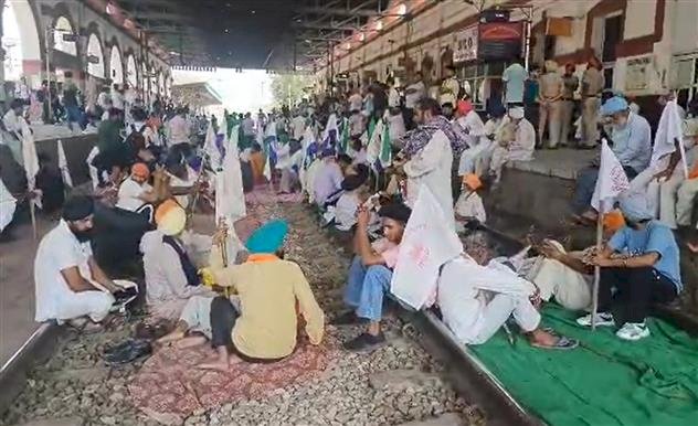 पंजाब: किसानों ने रोका रेलवे ट्रैक, भूमि अधिग्रहण का मुआवजा अपर्याप्त बताया