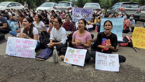 पीजीआई की करीब 200 नर्सिंग छात्राओं ने भर्ती नहीं होने के विरोध में प्रदर्शन किया