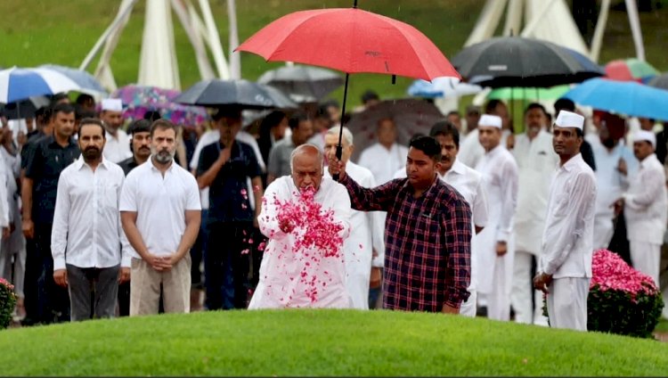 देश के पहले पीएम पंडित जवाहर लाल नेहरू की पुण्यतिथि, शांति वन पहुंचकर राहुल गांधी और खड़गे ने दी श्रद्धांजलि