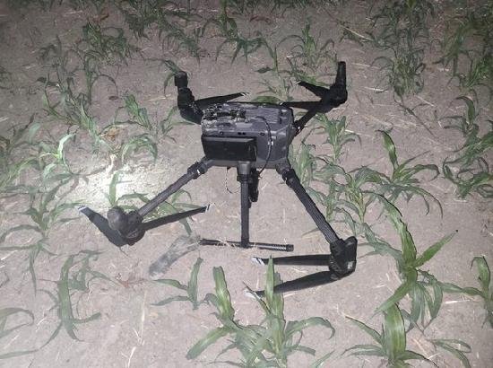 बीएसएफ ने अमृतसर सीमा के पास मादक पदार्थ ले जा रहे पाकिस्तानी ड्रोन को मार गिराया, एक गिरफ्तार