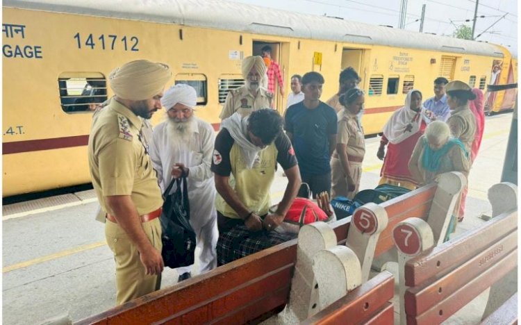 डीजीपी गौरव यादव के निर्देशों पर पुलिस ने राज्य भर के बस स्टैंड, रेलवे यात्रियों पर चलने वाली अभियान चलाया