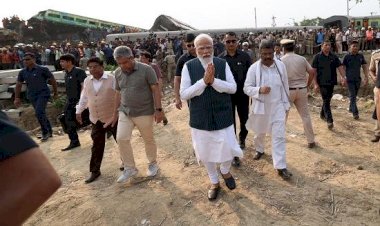 ओडिशा ट्रेन हादसा: बालासोर में दुर्घटनास्थल पर पहुंचे पीएम मोदी; अस्पताल में बचे लोगों से मिलेंगे