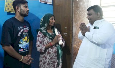 दिल्ली सरकार ने कोरोना योद्धा के परिवार को सौंपा एक करोड़ का चेक