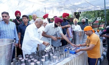 पंजाब राजभवन स्टाफ ने छबील का आयोजन किया, राज्यपाल ने पिलाया मीठा दूध