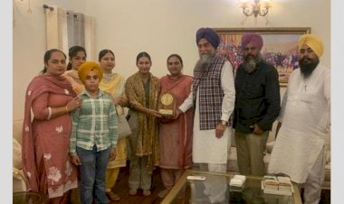 कुलतार संधवान और उनकी पत्नी ने पंजाब पहुंचने पर फ्लाइंग ऑफिसर इवराज कौर  का किया सम्मान