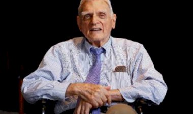 लिथियम-आयन बैटरी निर्माता जॉन गुडएनफ़ का 100 वर्ष की आयु में निधन