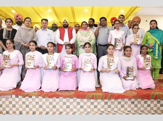 जंडियाला गुरु के मेधावी छात्रों को हरभजन सिंह ईटीओ ने किया सम्मानित