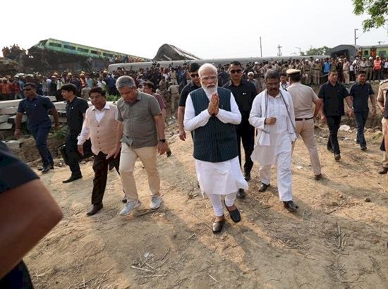 ओडिशा ट्रेन हादसा: बालासोर में दुर्घटनास्थल पर पहुंचे पीएम मोदी; अस्पताल में बचे लोगों से मिलेंगे