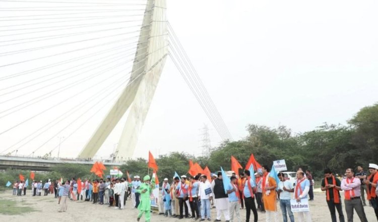 यमुना को बचाने के लिए उमड़े दिल्लीवासी, बनाई 22 किमी लंबी मानव श्रृंखला