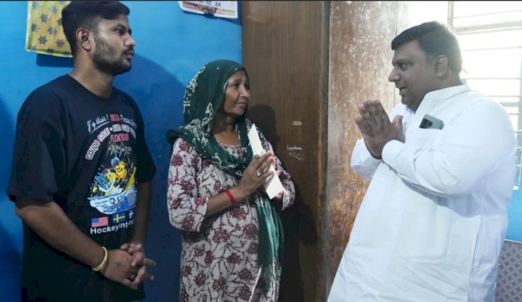 दिल्ली सरकार ने कोरोना योद्धा के परिवार को सौंपा एक करोड़ का चेक