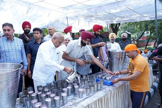 पंजाब राजभवन स्टाफ ने छबील का आयोजन किया, राज्यपाल ने पिलाया मीठा दूध