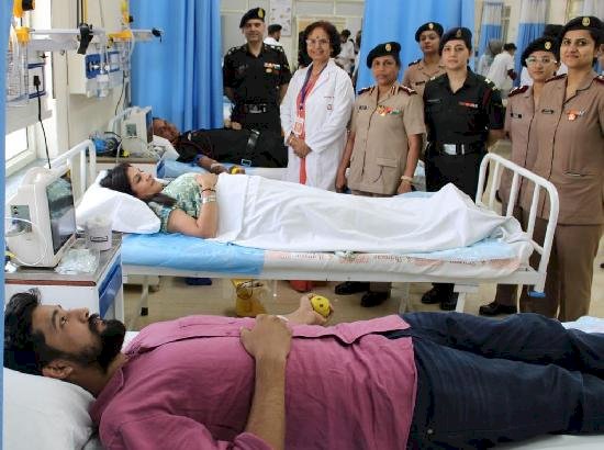 फिरोजपुर में विश्व रक्तदाता दिवस पर 500 नागरिक, सैन्य दाताओं ने स्वेच्छा से रक्तदान किया
