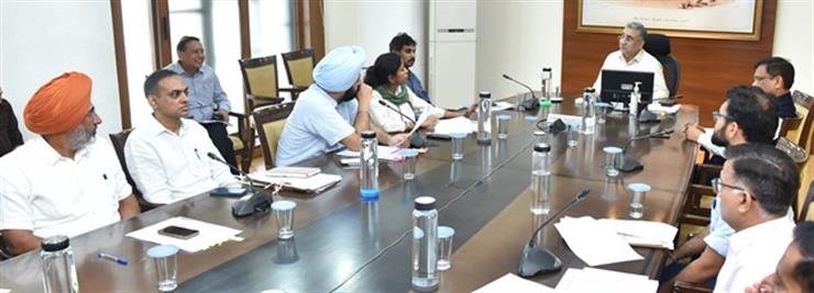 मुख्य सचिव जंजुआ ने आम आदमी क्लीनिक में 5 वर्ष तक के बच्चों का आधार नामांकन कराने के निर्देश दिए