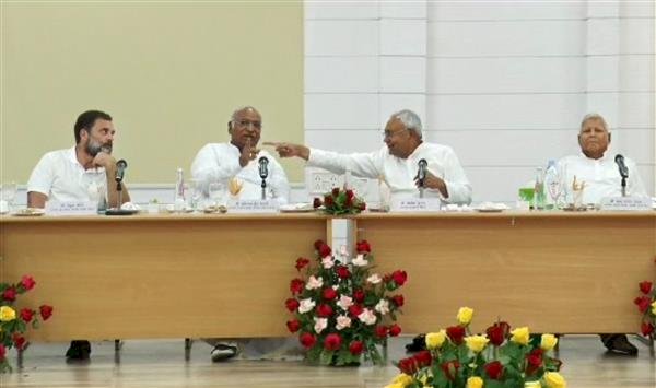 17 विपक्षी दलों ने 2024 के लोकसभा चुनाव में बीजेपी के खिलाफ एकजुट होकर लड़ने का फैसला किया