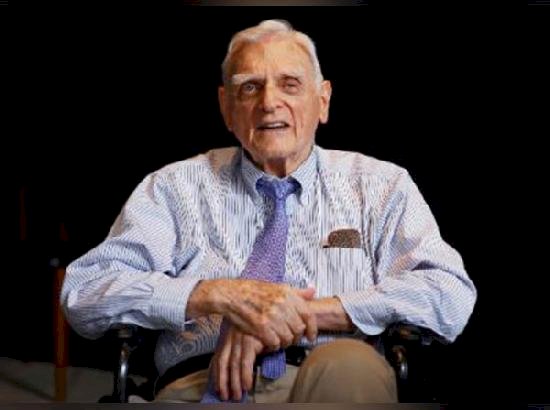 लिथियम-आयन बैटरी निर्माता जॉन गुडएनफ़ का 100 वर्ष की आयु में निधन