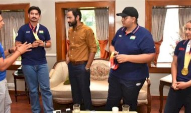 खेल मंत्री मीत हेयर ने क्रिकेटर हरलीन देयोल और जूनियर विश्व कप पदक विजेता निशानेबाजों से मुलाकात की