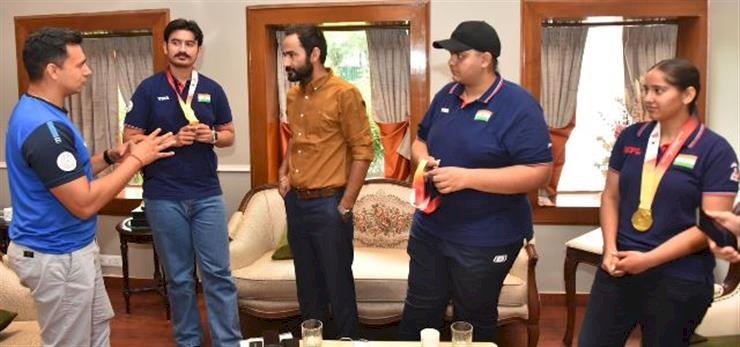 खेल मंत्री मीत हेयर ने क्रिकेटर हरलीन देयोल और जूनियर विश्व कप पदक विजेता निशानेबाजों से मुलाकात की