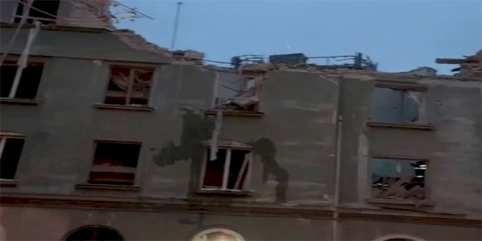 यूक्रेन के ल्वीव शहर में एक रिहायशी इमारत पर गिरी रूसी मिसाइल, 3 की मौत, 8 घायल