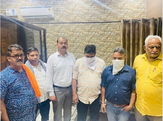 विजिलेंस ब्यूरो ने पेट्रोल पंप मालिक से 2 लाख रुपये रिश्वत लेते हुए सामाजिक कार्यकर्ता, निजी डॉक्टर को पकड़ा