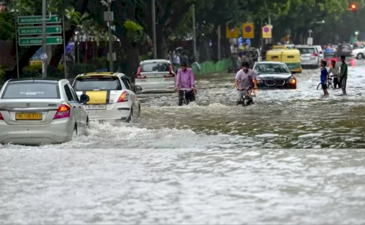 दिल्ली के मुख्यमंत्री अरविंद केजरीवाल ने भारी बारिश के कारण विभाग की बुलाई बैठक