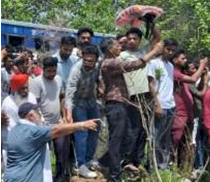 चेतन सिंह जौरामाजरा बाढ़ के पानी में फंसे निवासियों के परिवारों को सुरक्षित निकालने के लिए पहुंचे