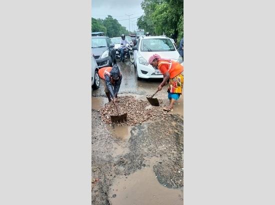 चंडीगढ़: सभी प्रभावित क्षेत्रों में बिजली आपूर्ति बहाल; 16 क्षतिग्रस्त सड़कों में से 8 की मरम्मत की गई